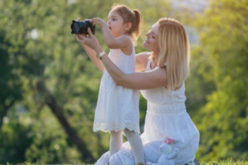 Mom Life FamousParenting: Insights, Challenges, and Lessons from Celebrity Moms